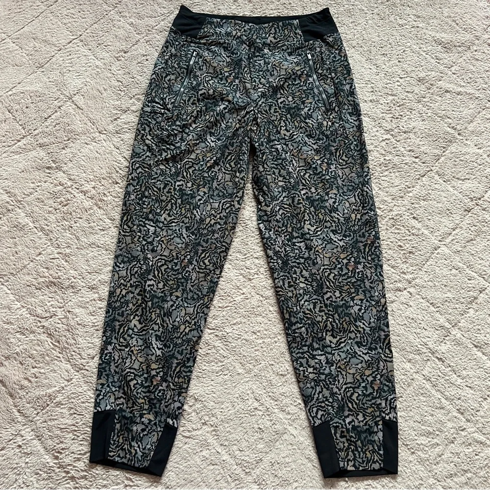 Athleta Trekkie North Joggers Preppy Minimalist Sporty Workout‎ Gym Yoga Size 2